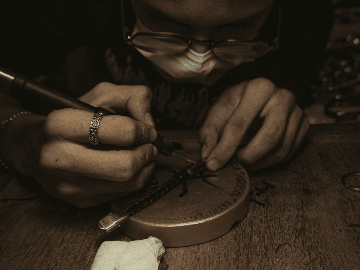 Artisan façonnant des lunettes